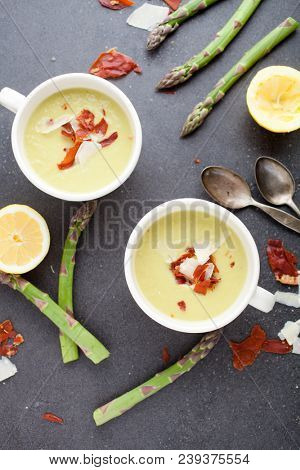 Asparagus soup wit roasted prociutto