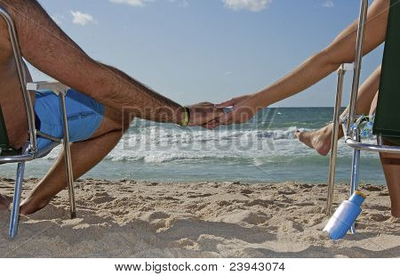 Junges Paar genießen die Fang-Sonne und Strand