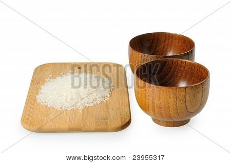 Ciotole in legno per il riso. Manciata di riso