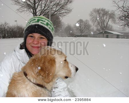 Dziewczyna z psem w śniegu