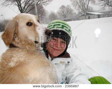 Dziewczyna z psem w śniegu