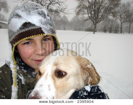 เด็กและสุนัขในหิมะ