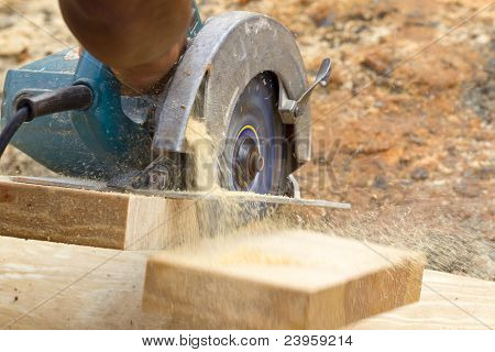 Carpentiere taglio legno