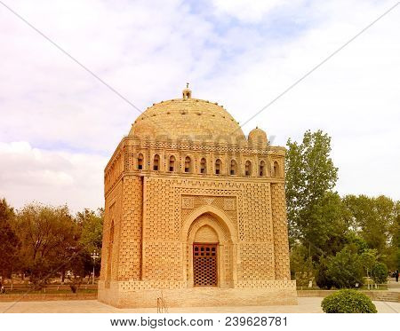 Photo Scenery Is Just A Mausoleum Of The Samanids In The Park A Sunny Day