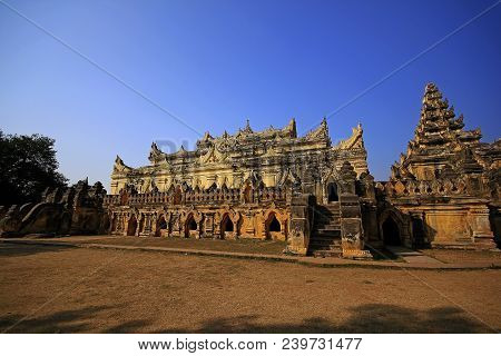 Temple Amarapura Maha Aung Mye Bon Zan.