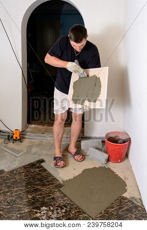 The Master Tile Smears The Mucilage Solution On The Marble Tile 2018