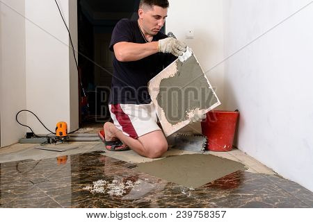The Master Tile Smears The Mucilage Solution On The Marble Tile 2018