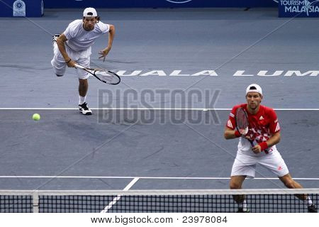 BUKIT JALIL - okt 01: Philipp Petzschner serverer i denne malaysiske Open semifinale fordobler spil partn