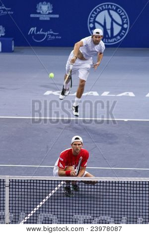 บูกิตคิท - 01 oct: Philipp Petzschner เสิร์ฟใน partn นี้เกมภาพซ้อน semi-final มาเลเซียเปิด