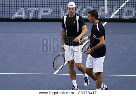 БУКИТ ДЖАЛИЛЬ - Окт 01: Филип Polasek (cap) признает партнер Франтишека Чермака в этом Малайзии Op