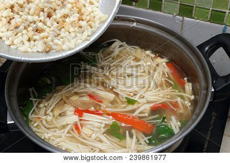 Mushroom Curry With Ant Larvae