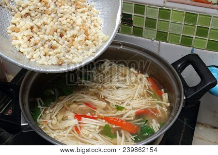 Mushroom Curry With Ant Larvae 2