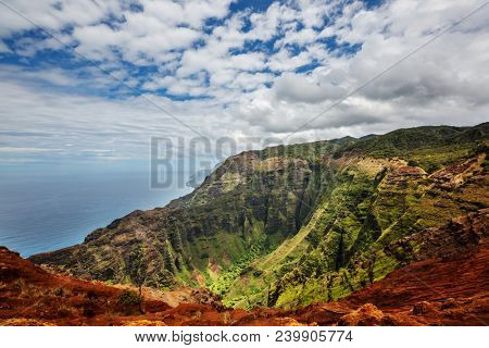 Hike in Na Pali coast in Kauai icland, Hawaii