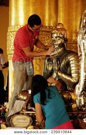 The Activities Of Citizens To Clean The Buddha.