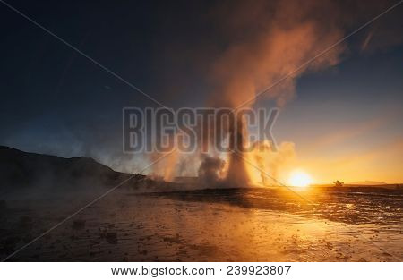 Geysers In Iceland. Fantastic Kolory.turysty Watch The Beauty Of The World.