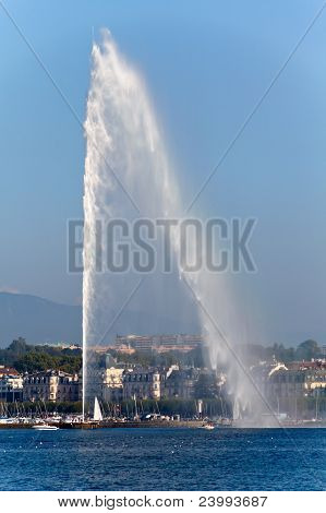 Der berühmten Jet d ' eau Brunnen in Genf mit Touristen