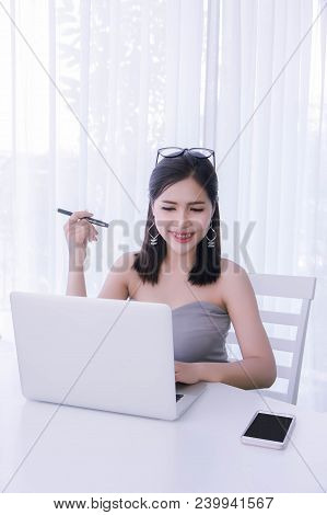 Smart Girl's Working On Notebook , Workingwoman Using Laptop In The Room