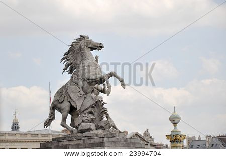 Statua di cavallo e uomo