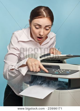 หญิงประหลาดใจกับบุหรี่ถ่ายเอกสาร