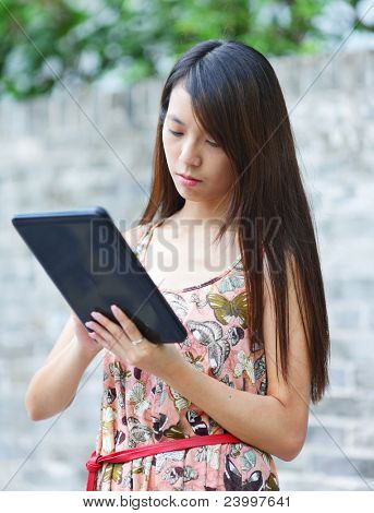 mladá žena pomocí dotykového tabletu