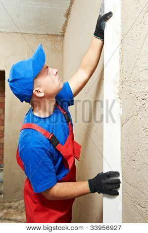 Stuccatore a decorazione ristrutturazione interna parete con più lucido