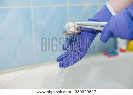 The Girl Cleans The Bath, The Water In The Shower, Clean The Bath, The Girl Cleans The White Bath, W