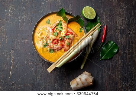 Shrimps Tom Yam Kung In Grey Bowl With Thai Spices On Autentic Tray Top View, Wooden Background.