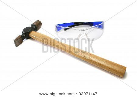 Martillo y gafas de seguridad
