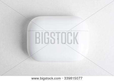 Vidalia, Georgia / Usa - December 14, 2019 - A Studio Product Shot Of A Closed White Charging Case O