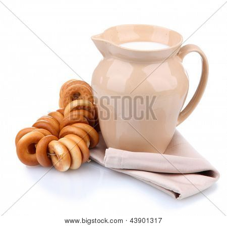 krukke med mælk, lækre bagels, isoleret på hvid