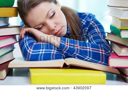 Étudiant fatigué dormir sur les manuels scolaires