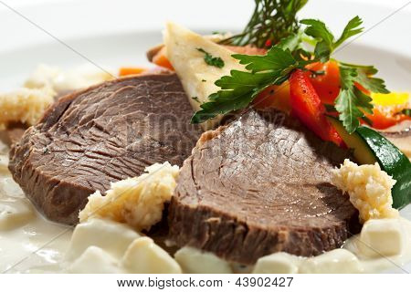 Manzo bollito con salsa di mele, verdure e salsa di rafano