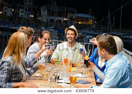 Giovani scatti bere di notte bar esterno fuori