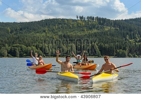 Young kayak gli amici divertirsi in vacanza estiva vista panoramica
