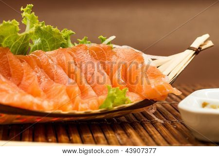 Plátky syrové tukové losos sashimi