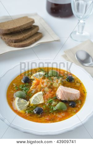 Solyanka com salmão, azeitonas e limão