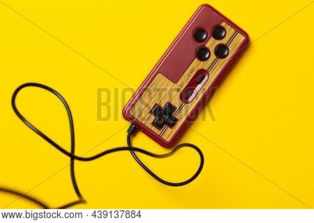 Wired Classic Gamepad With D-pad And With Four Buttons