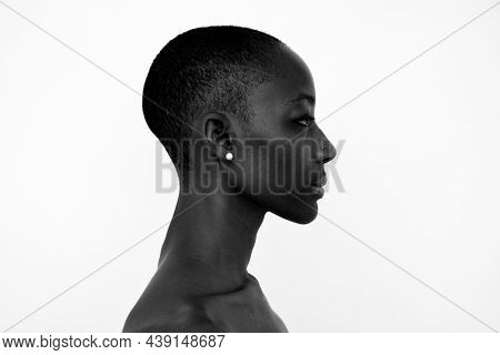 Black woman wallpaper profile view, monotone filter