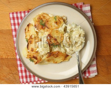 Обслуживание Dauphinoise картофеля на тарелке