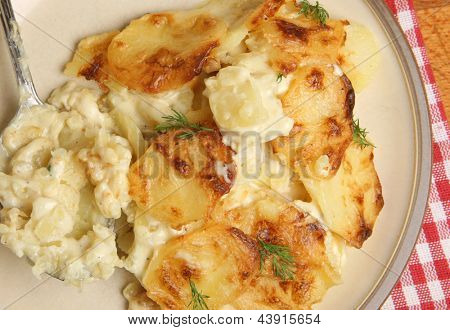 Обслуживает Dauphinoise картофеля.