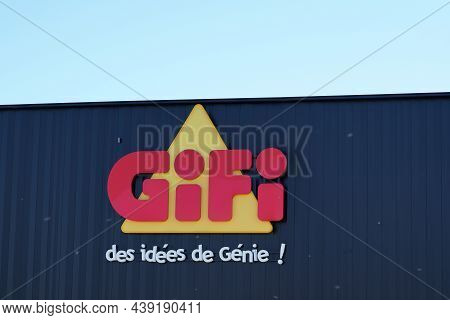 Bordeaux , Aquitaine France - 11 05 2021 : Gifi Logo Brand And Text Sign On Shop Facade Market Store