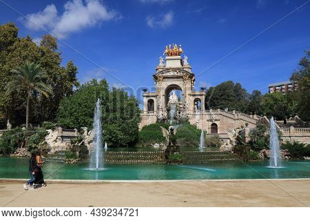 Barcelona, Spain - October 7, 2021: People Visit Cascada Fountain In Parc De La Ciutadella In Barcel