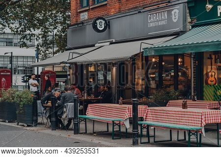 London, Uk - October 23, 2021: People At The Outdoor Tables Of Caravan Coffee Shop In Exmouth Market