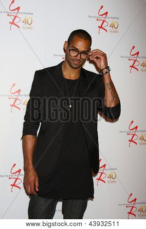 LOS ANGELES - MAR 26: Lamon Archey uczęszcza 40-lecia młodzieży i niespokojny Celeb