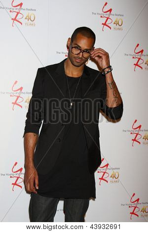 LOS ANGELES - MAR 26: Lamon Archey uczęszcza 40-lecia młodzieży i niespokojny Celeb