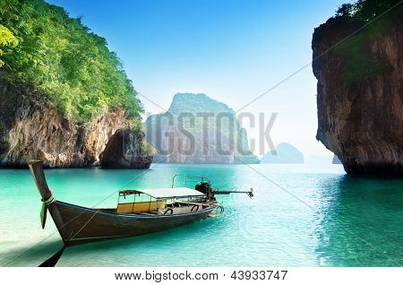 barca sulla spiaggia dell'isola nella provincia di Krabi, Thailandia