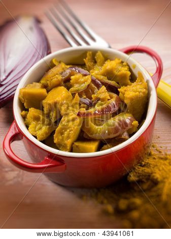 spezzatino di seitan con curry e cipolle, messa a fuoco selettiva