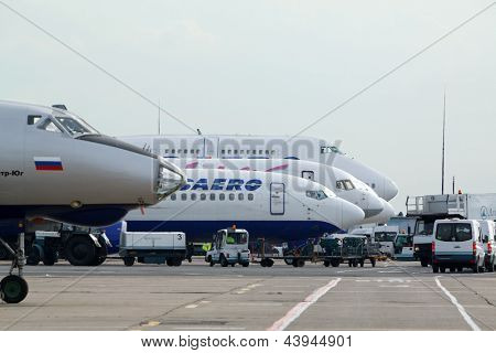 Moskva - 22 maj: Fly af forskellige flyselskaber og service technics Domodedovo lufthavnen, 22 maj,