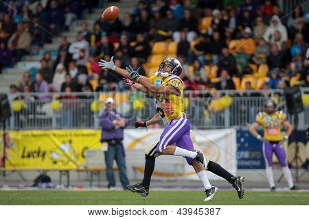 Vídeň, Rakousko - 13. května: WR Laurinho Walch (#81 Vikingové) úlovky míč na květen 13, 2012 ve Vídni
