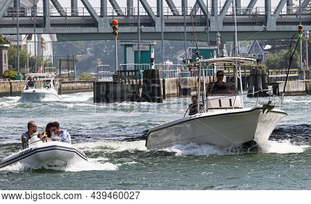 Hampton Bays, New York, Usa - 6 June 2020: Motor Boats Making Their Way Through The Rough Waters Of 